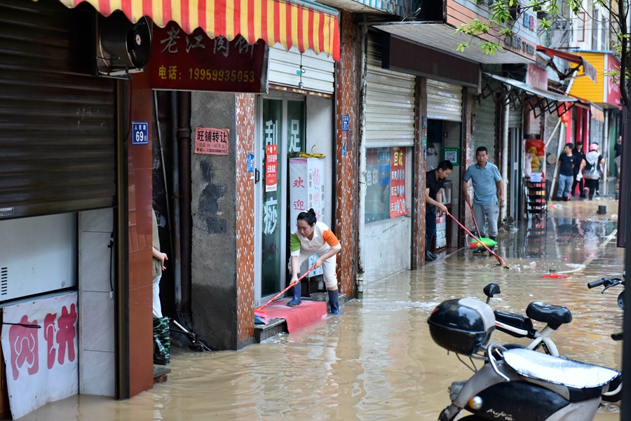 6月19日，在福建省建瓯市一处街道，居民进行清淤工作。 （黄杰敏 摄）
