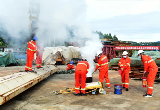 消防组正在控制火情进行扑灭。