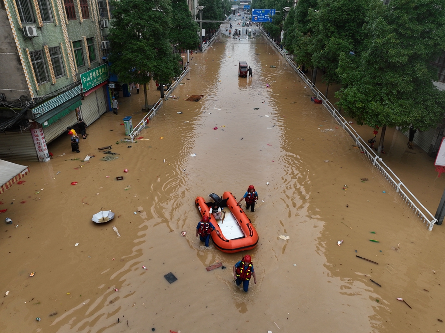 6月19日，蓝豹救援队在福建省建瓯市一处积水路段开展救援工作。 （黄杰敏 摄）