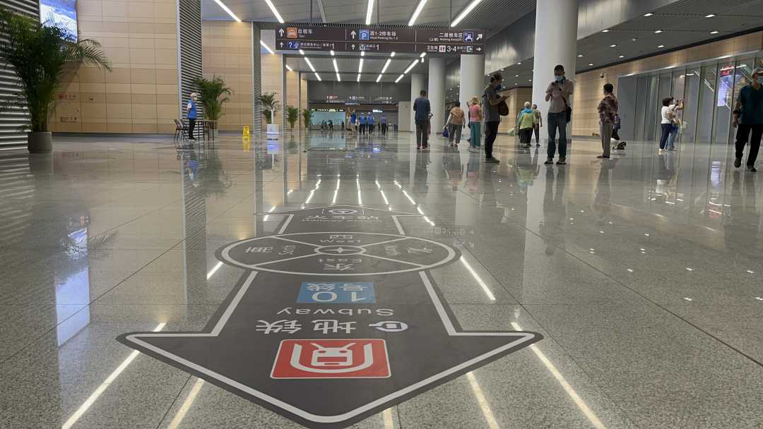走出北京地铁10号线丰台地铁站厅,穿过一条宽敞的换乘通道口,即可到达