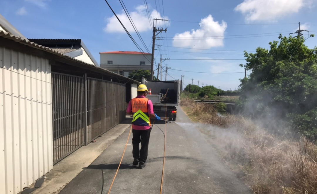  图为相关工作人员对该个案住家及附近养猪场,进行消毒并悬挂