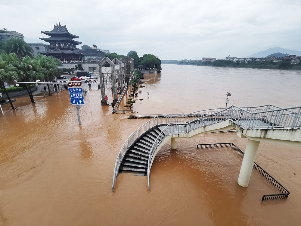 6月19日,广西桂林市,漓江水位迅速上涨.