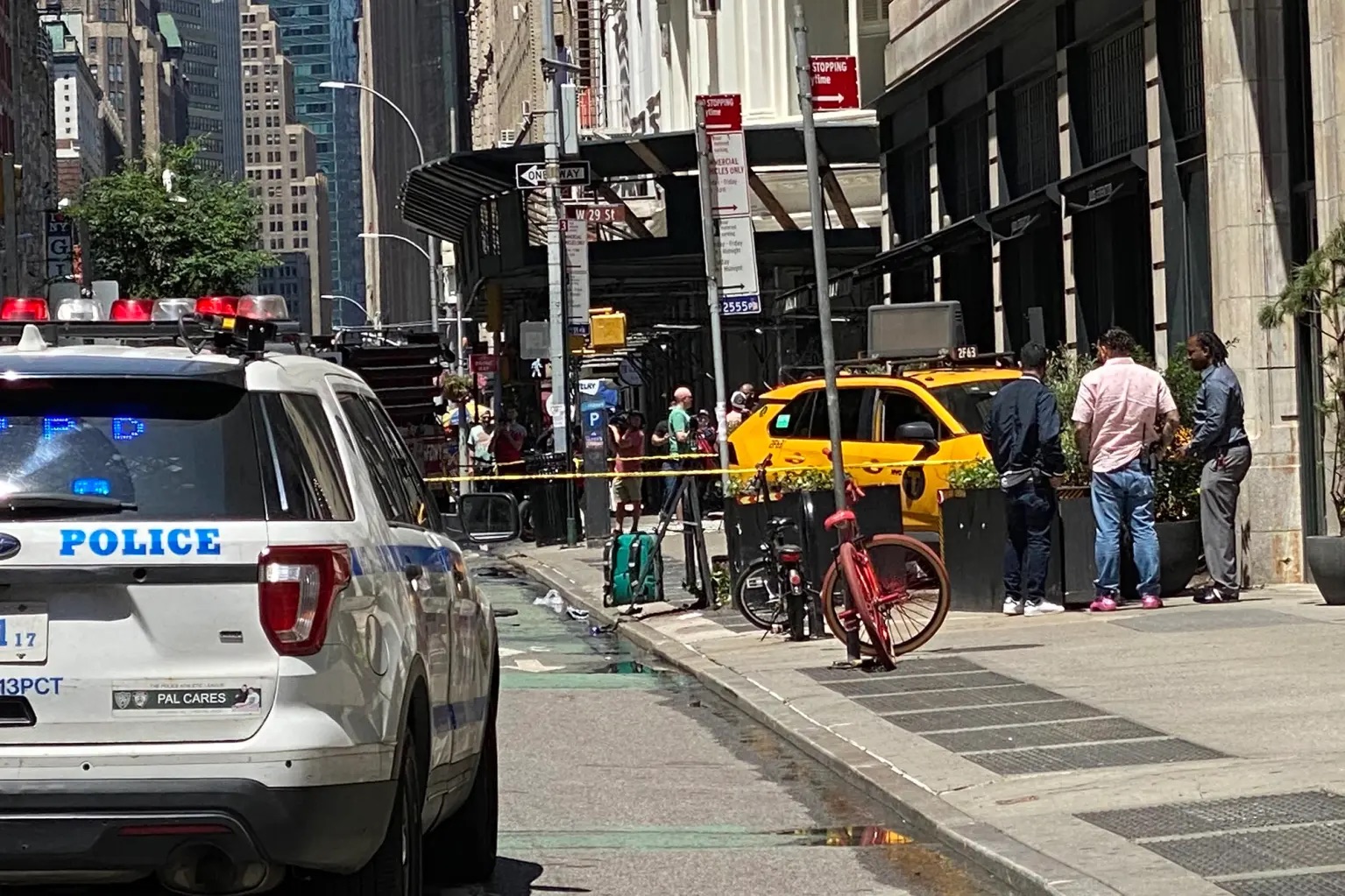 美国纽约市警方表示，当地时间6月20日下午，纽约市一辆出租车撞上了在路边餐厅用餐的人群，造成4人受伤，其中3人伤势严重。据当地警方表示，调查人员正在调查事故原因。（央视记者赵淼）