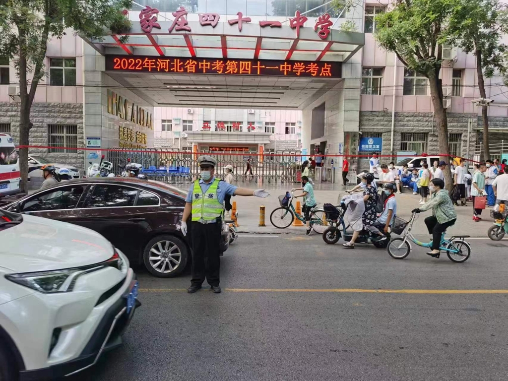 石家庄交警全力以赴为中考学子护航
