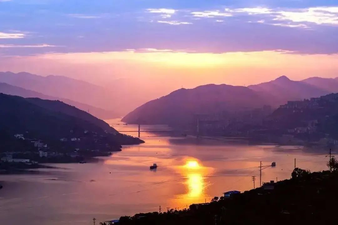 帆听惯了艄公的号子我家就在岸上住风吹稻花香两岸一条大河波浪宽演唱