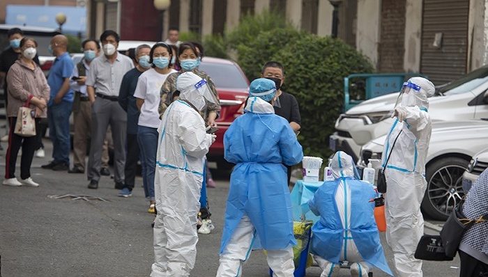 6月20日，吉林市医务人员为居民做核酸检测采样。图片来源：视觉中国