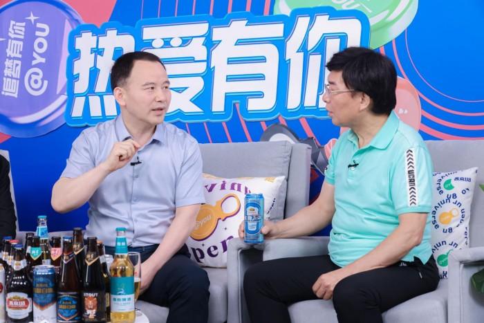 　　左：燕京啤酒董事长耿超，右：著名主持人韩乔生