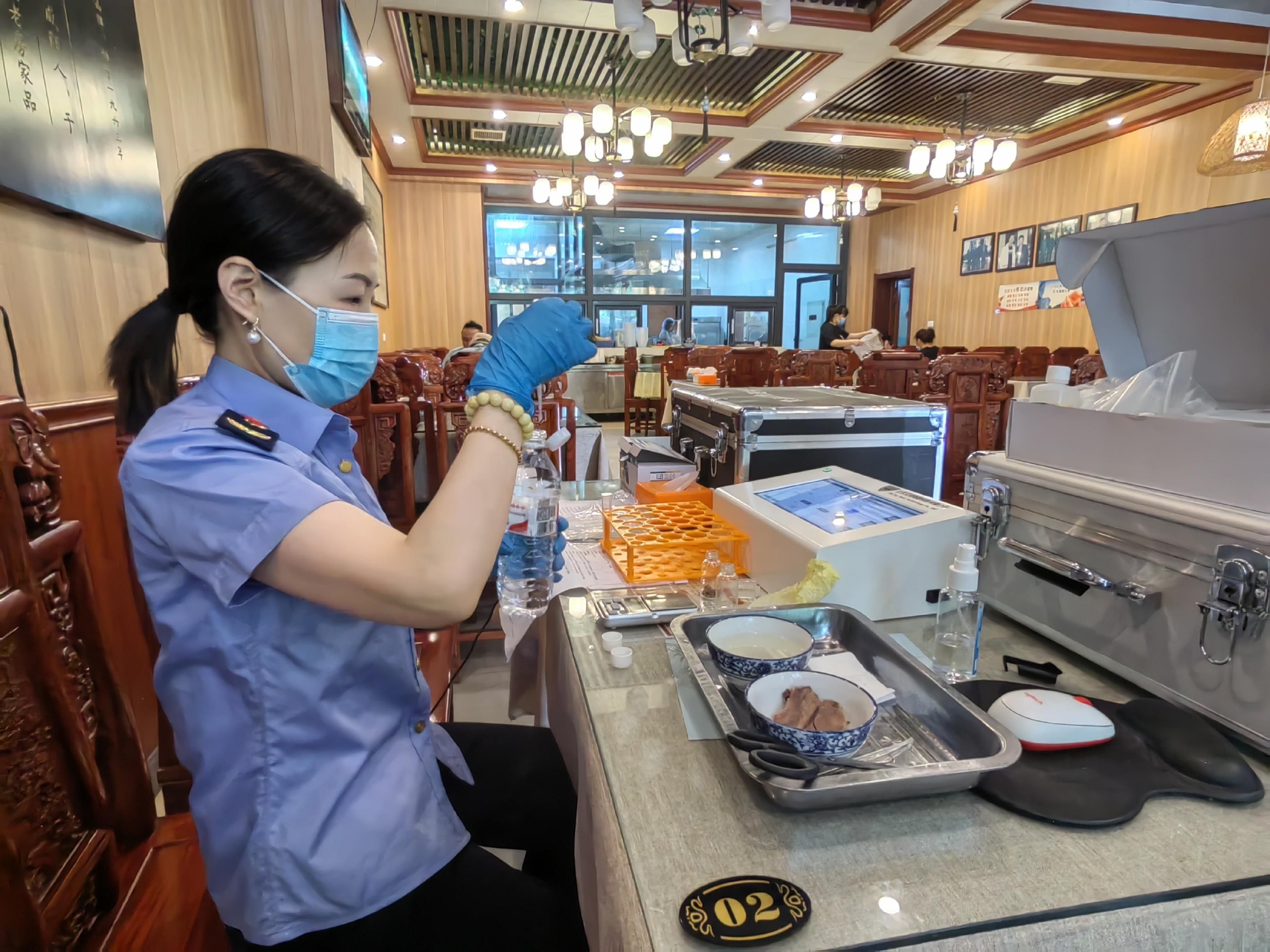 食品安全快检员正在对样品进行快检操作.徐文智/摄