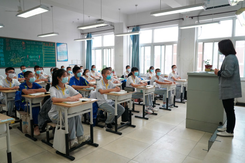 在北京市平谷区第三中学，初三学生在上语文课&nbsp; 图片来源：新华社记者 任超 摄