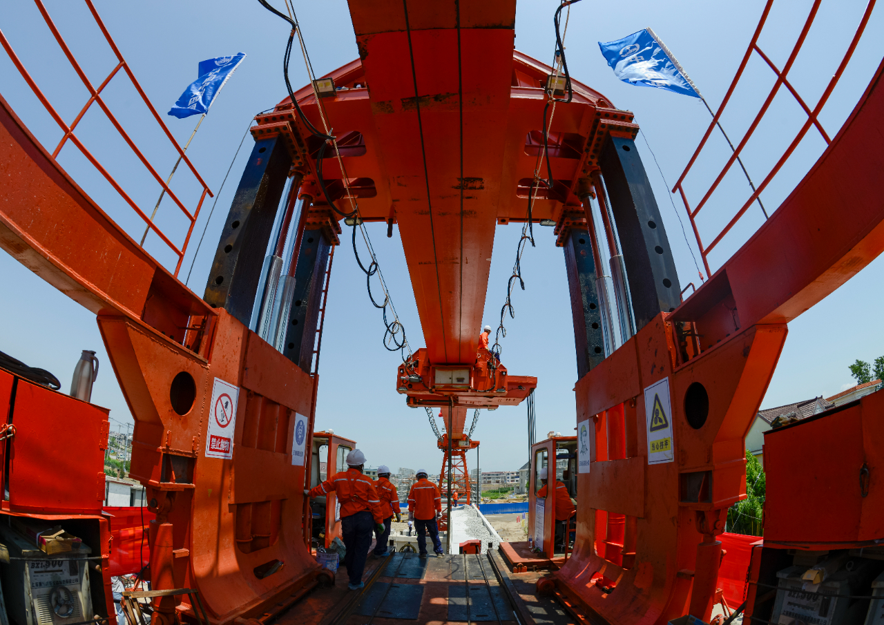 洋吕铁路完成首榀t梁架设