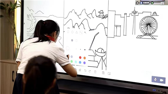 　　河南平顶山学府路小学的学生正在屏幕前绘制河南名胜美景