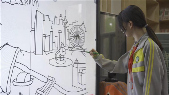 　　天津十九中的学生正在屏幕前绘制天津之眼