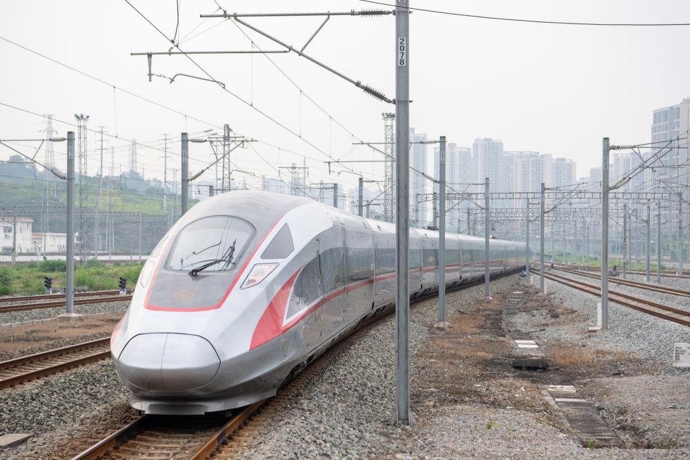 6月20日，郑渝高铁重庆首发G52次列车从重庆北站发车。新华社记者 唐奕 摄