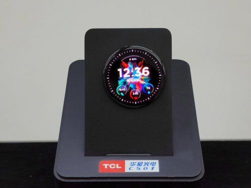 　　TCL华星超低频圆形OLED穿戴展品