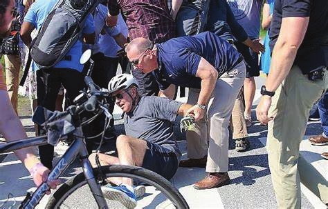 拜登这一跤摔得不简单