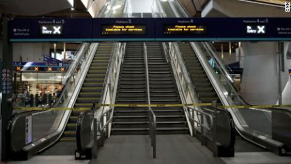 因铁路罢工，通常的早高峰已停止，摄于伦敦桥站，图自CNN