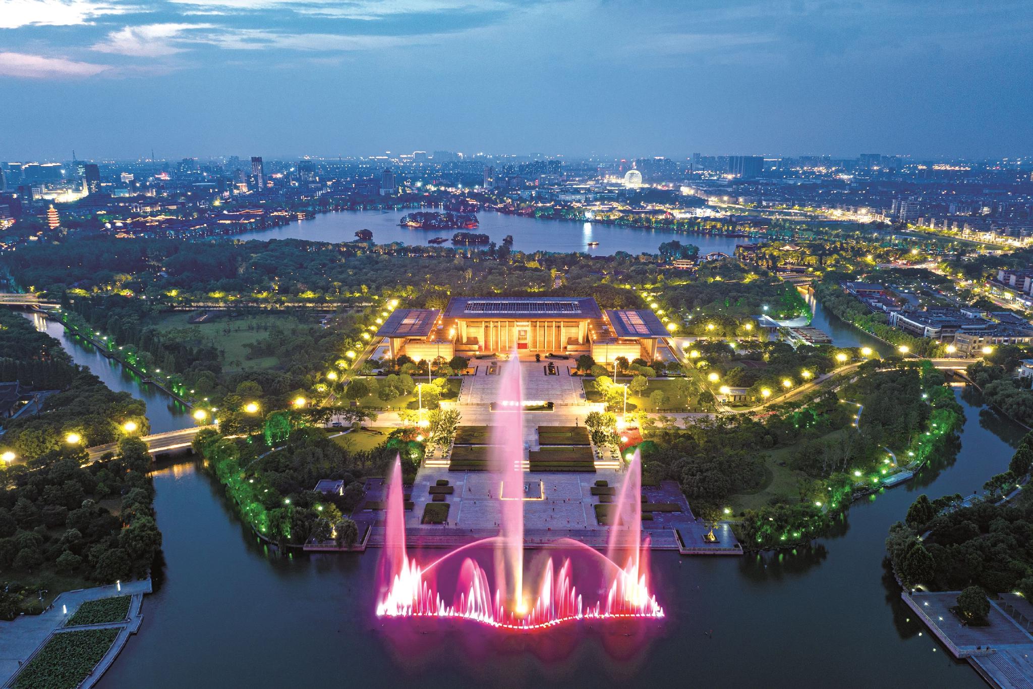 昨晚,在嘉兴市区七一广场,正在开放的音乐喷泉绽放在夜空中,与炫美的