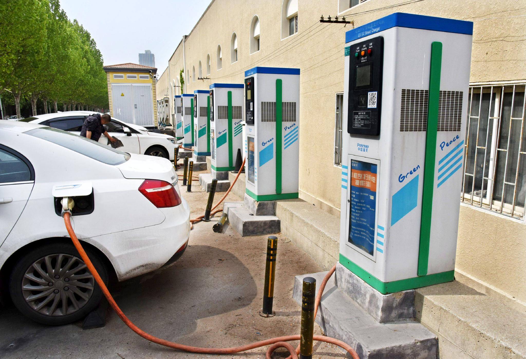 新能源汽车的充电设施日益推广和普及 图片来源：新华社
