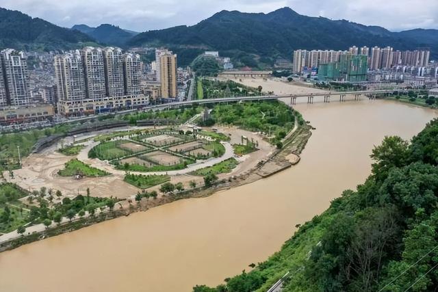 6月21日拍摄的雨后贵州省黔东南苗族侗族自治州榕江县县城.