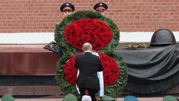 卫国战争爆发纪念日普京单膝跪地向无名烈士墓献花
