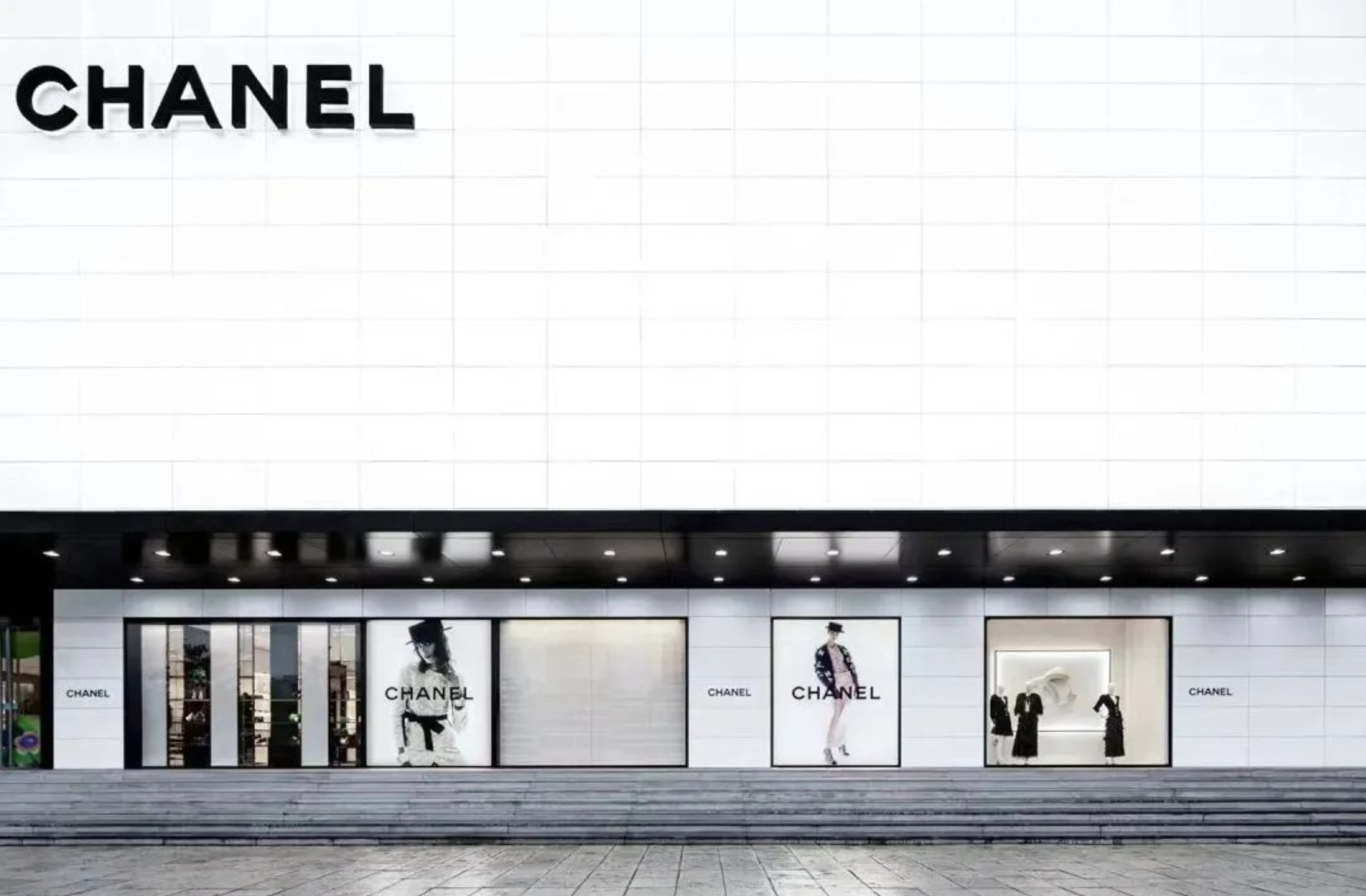 为了迎接店庆,多个奢侈品牌在全球范围内进行调货,在杭州大厦上架60余