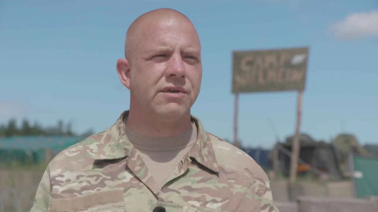 丹麦驻拉脱维亚高级军官接受采访（图源：丹麦广播公司）