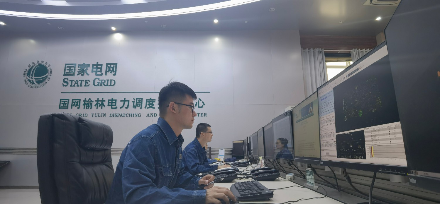 (国网榆林供电公司调度员正在实时监测电网负荷情况)