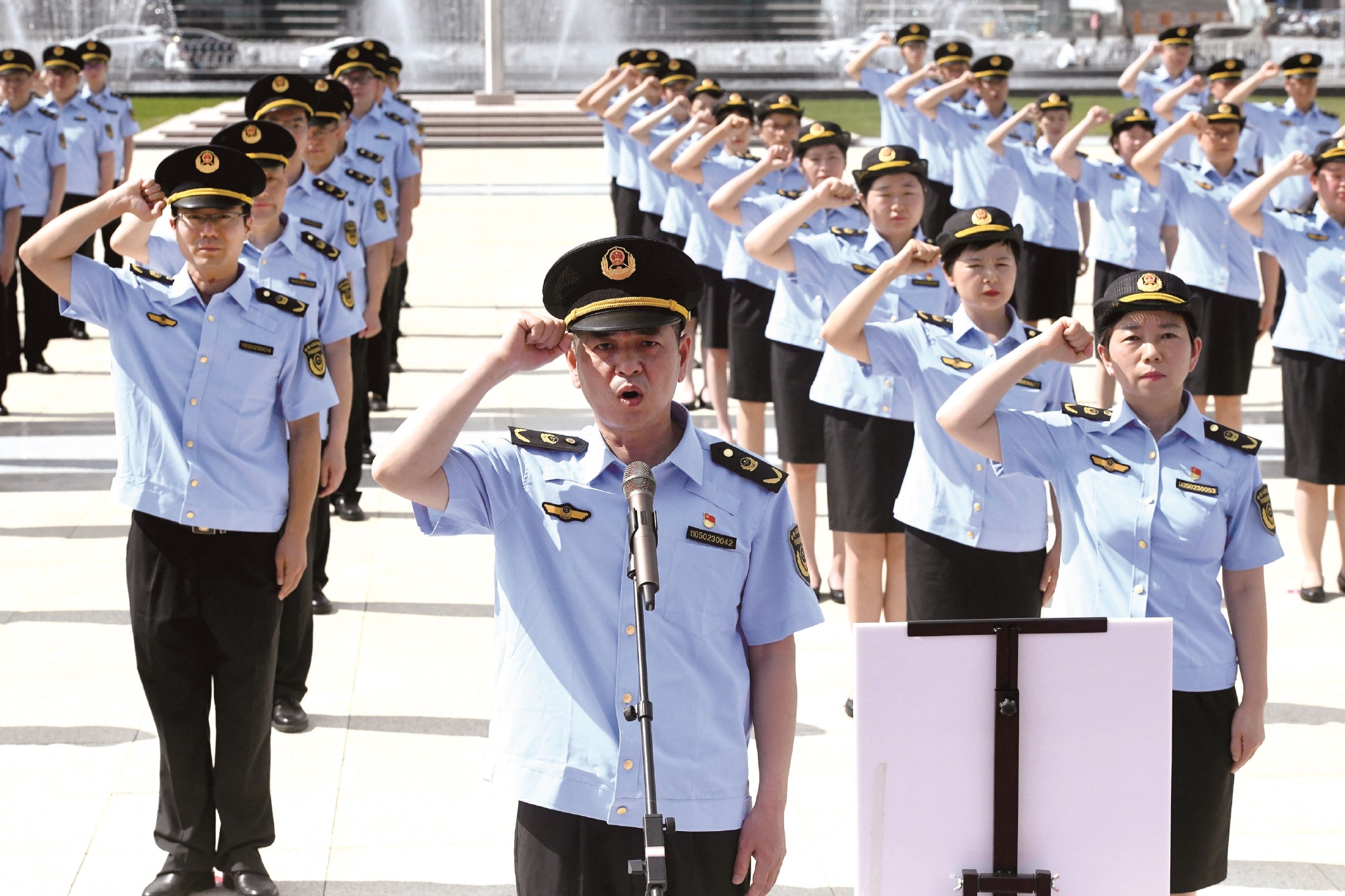 现场,秀洲区市场监督管理局全体干部穿着新式制服,整装列队,精神抖擞