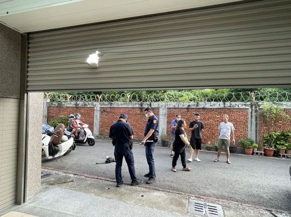 该机零件击穿约二百多米外的高雄市楠梓区广昌街四十三巷民宅铁卷门,图自“联合<a href='/xinwen/'>新闻</a>网”
