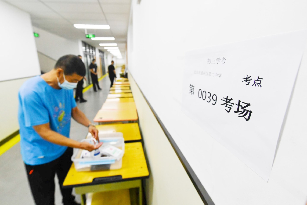 学校在每个考场门口配备消毒液,口罩等防疫用品.记者 常鸣/摄