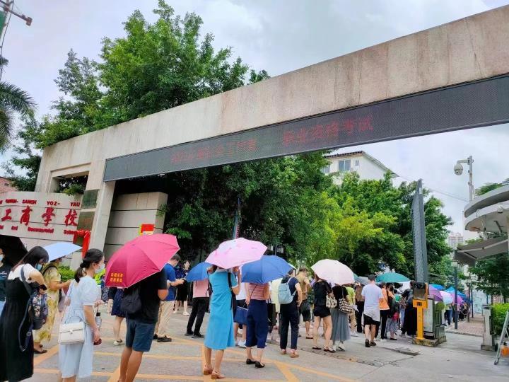 6月18日,在广西南宁一考点,考生排队进入考场.(受访者供图)