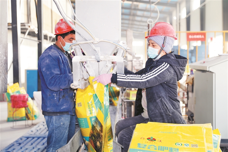 新疆台沃肥業科技有限公司工人在進行產品封裝（資料圖片）
。會在第一時間協助民營企業化解難題 。</p><p>近幾年
，</p><img src=