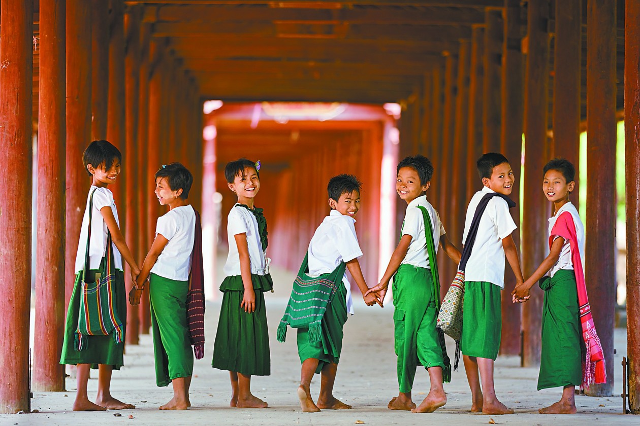 缅甸小学生身穿绿色纱笼.
