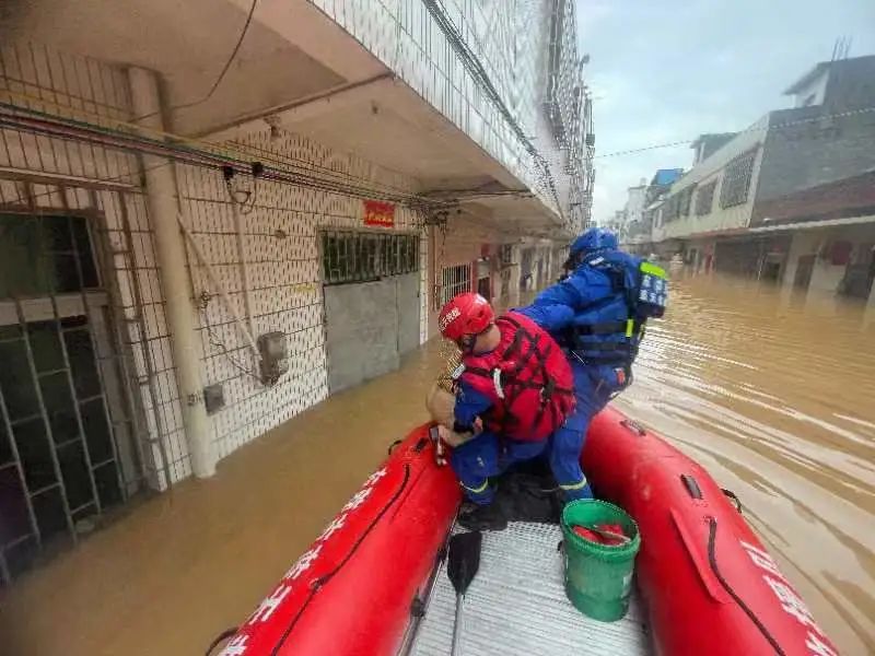 东莞蓝天救援队在救援（受访者供图）