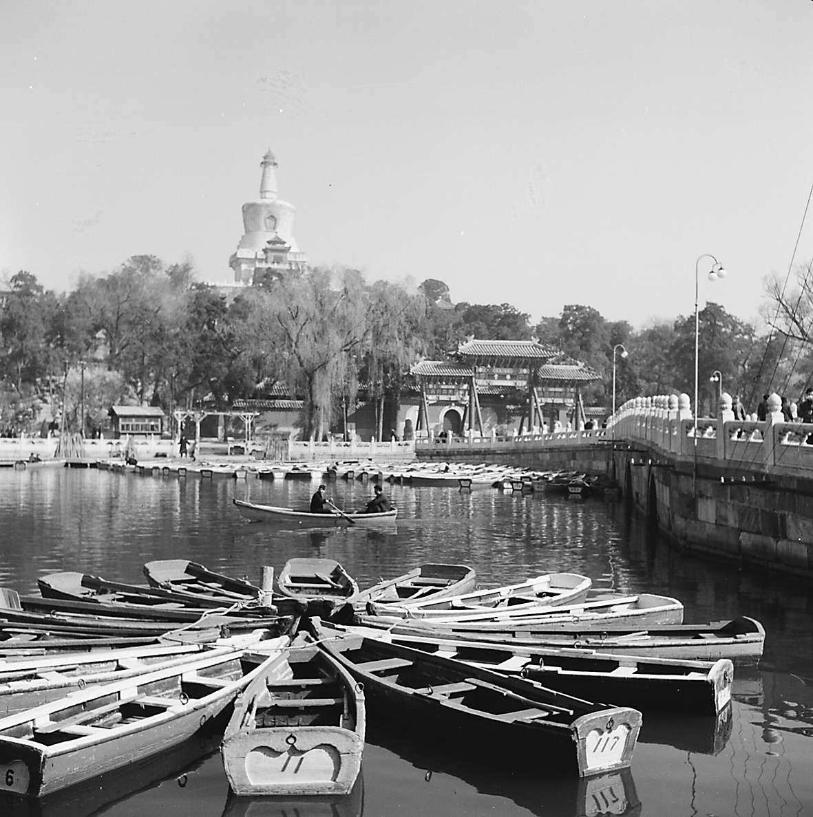 1961年春,北海公园碧波荡漾,岸边备好的手划船静静地等待游客的到来