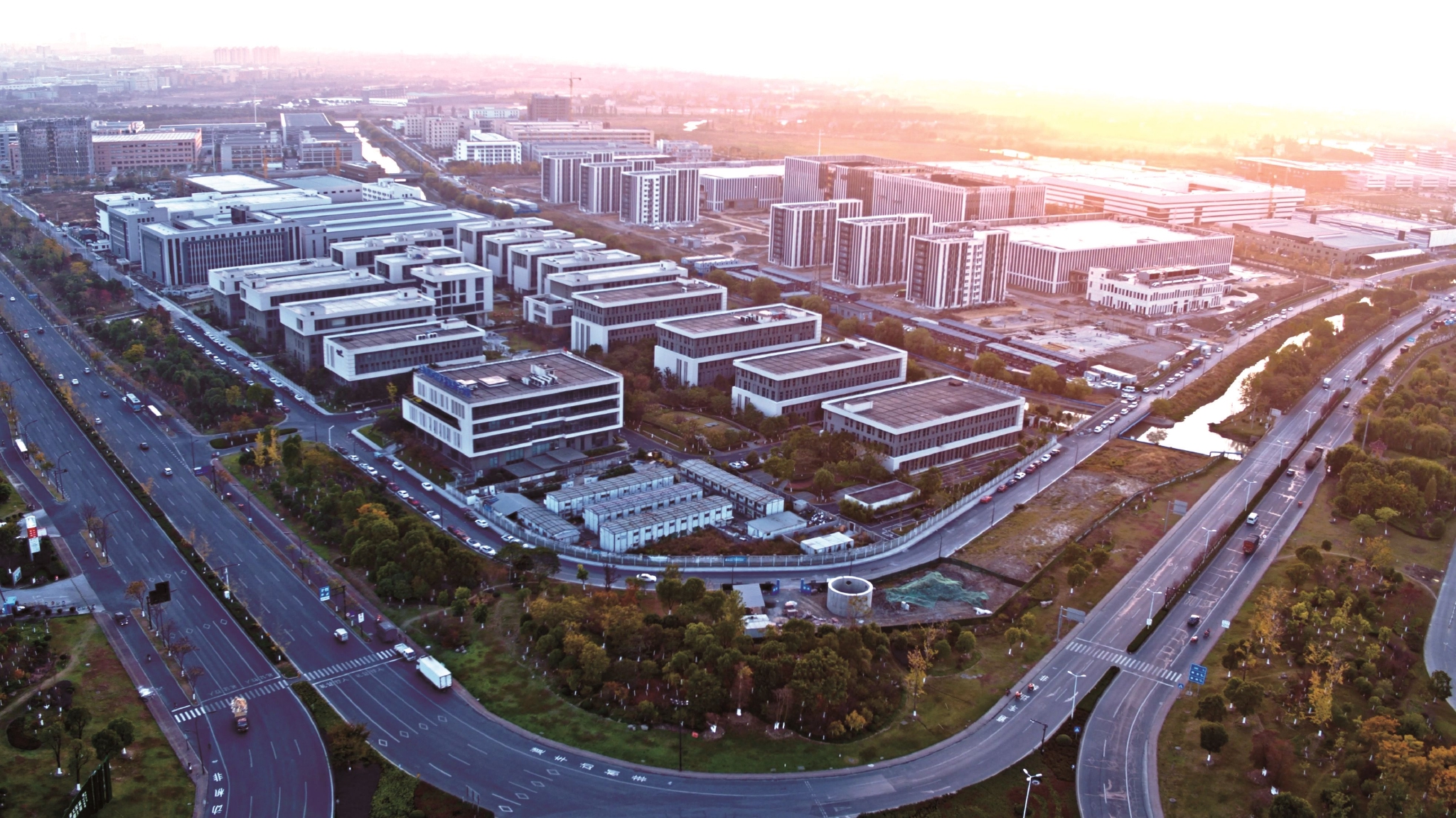 n晚报记者 陈强 摄影 开开 部分照片由漕河泾海宁分区提供隆隆作响的