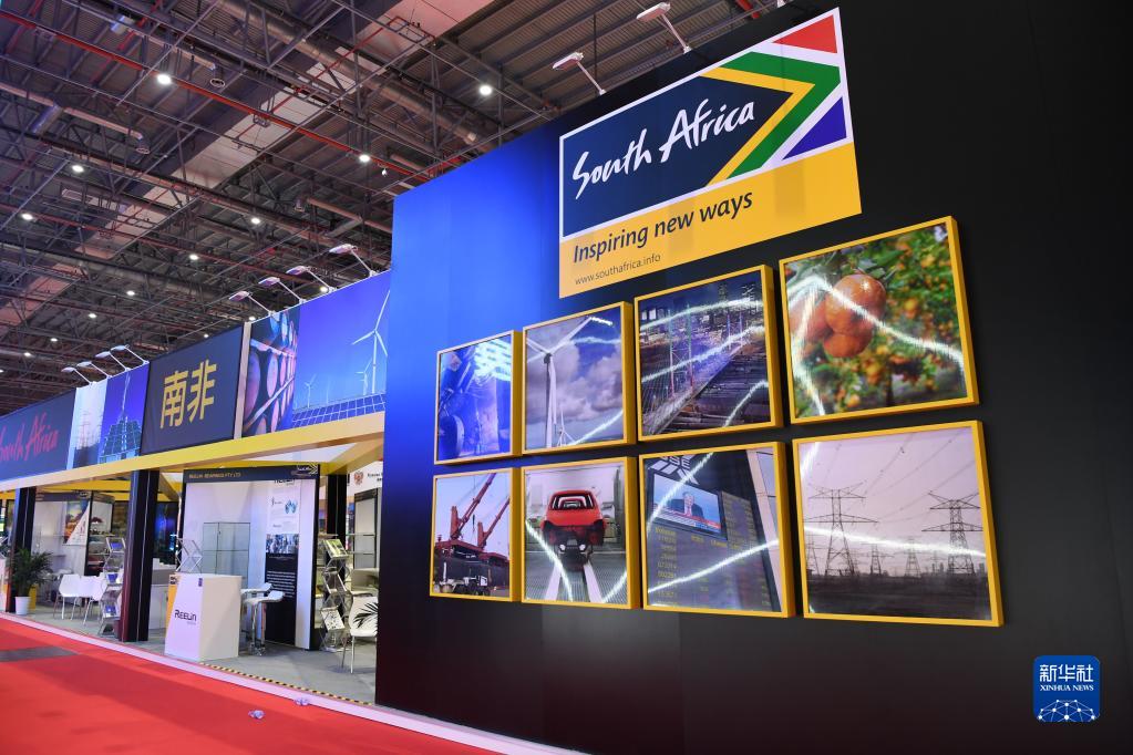 这是2018年11月5日在中国上海的中国国际进口博览会上拍摄的南非展馆。 新华社记者 沙达提 摄