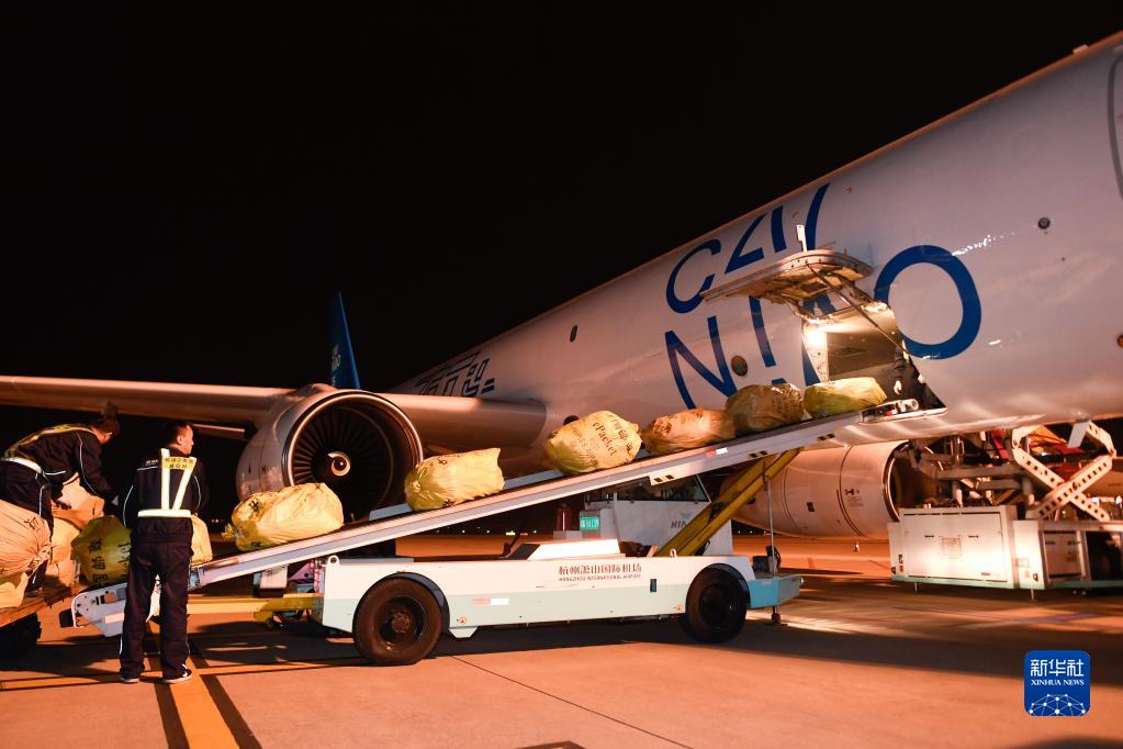 　　2019年10月30日凌晨，浙江杭州飞往俄罗斯首都莫斯科的首条直达电商货运航线“菜鸟号”从萧山国际机场首航。 新华社记者 黄宗治 摄