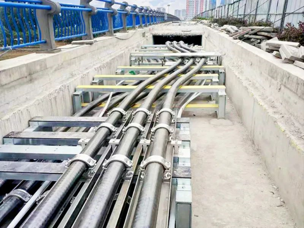 补偿装置,解决了窄电缆通道三回双层高压电缆桥梁敷设伸缩补偿的难题