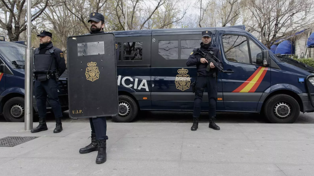 西班牙马德里街头的安全警察(资料图)