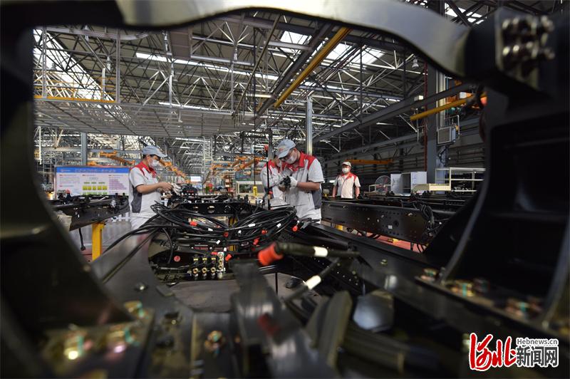 长征汽车生产车间，工人们正在装配汽车。邢台市信都区委宣传部供图