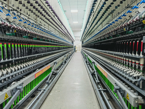 图为沧州市东光县纺织企业智能化纺纱车间