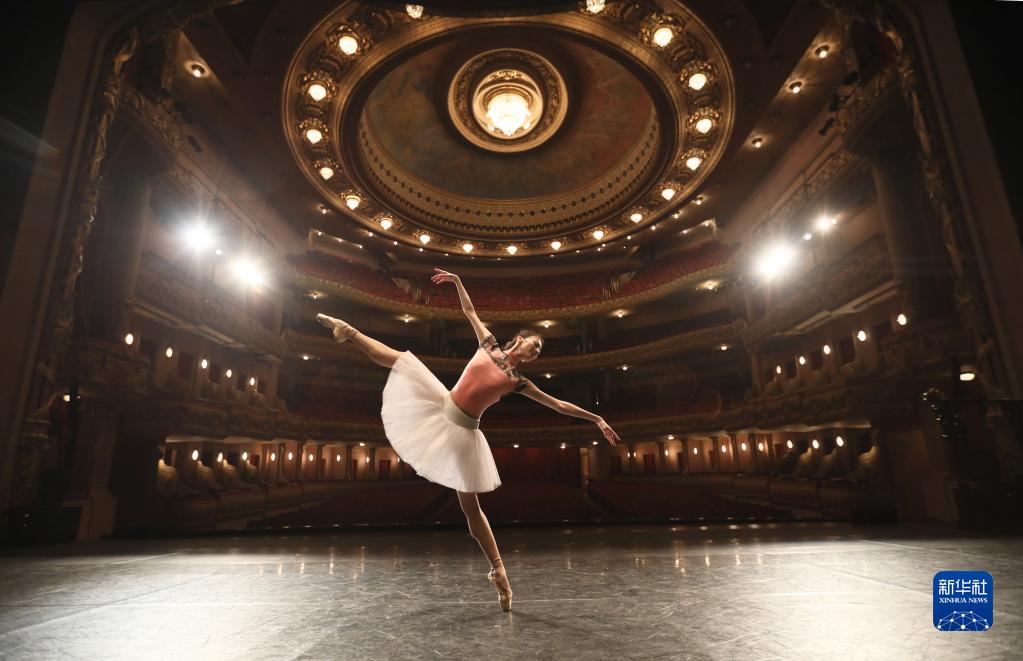 　　2019年5月24日，在巴西里约热内卢，中央芭蕾舞团演员方梦颖在里约热内卢市政剧院排练。中央芭蕾舞团携《大红灯笼高高挂》来到巴西，为当地民众献上带有浓郁中国元素的精彩表演。 新华社发（刘宇摄）