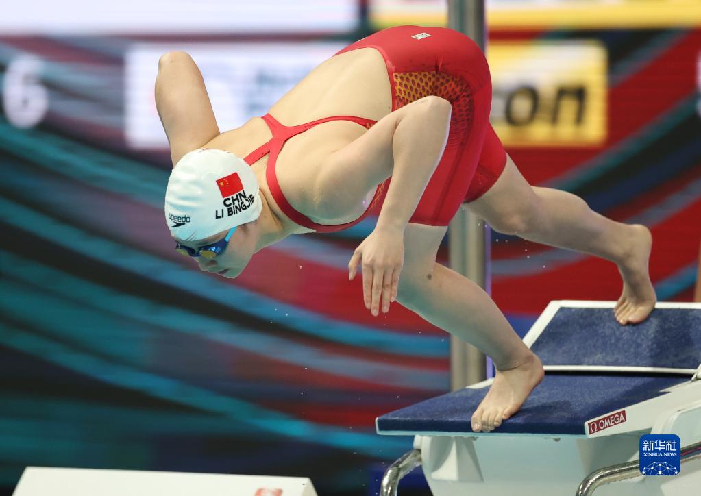 李冰洁在女子800米自由泳决赛前入水。新华社记者李颖摄