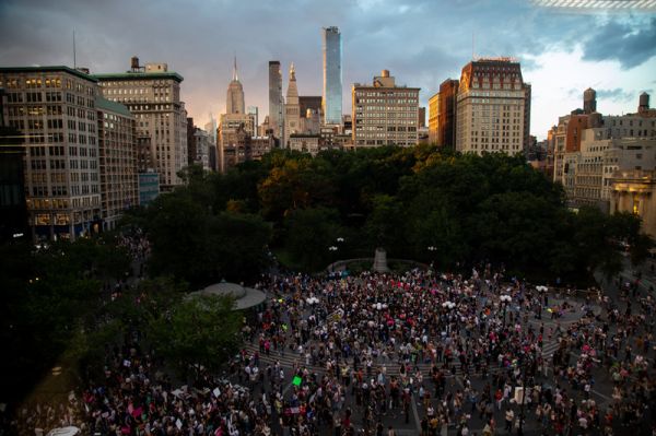 6月24日，堕胎权支持者在美国纽约联合广场抗议。新华社发