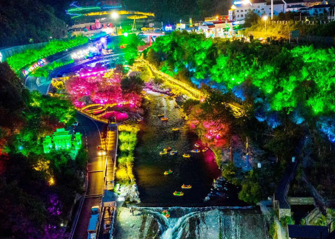 湖北省宜昌市兴山县朝天吼漂流景区在全国漂流行业内首次推出了夜漂