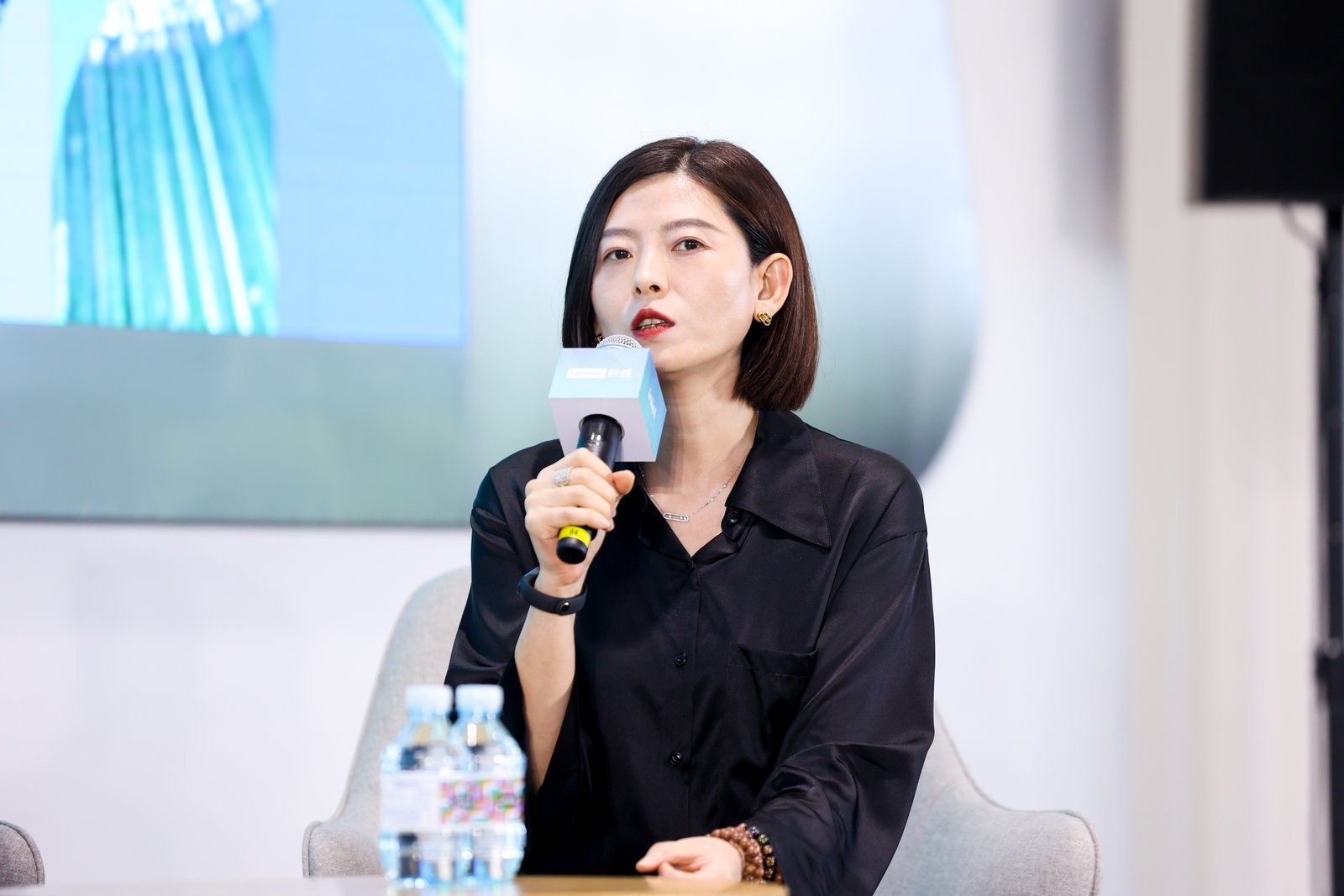 联想中国区基础设施业务商业客户总经理张妮娜发表演讲