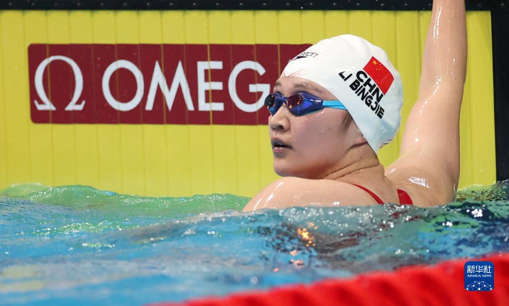 李冰洁在女子800米自由泳决赛后查看成绩。新华社记者李颖摄