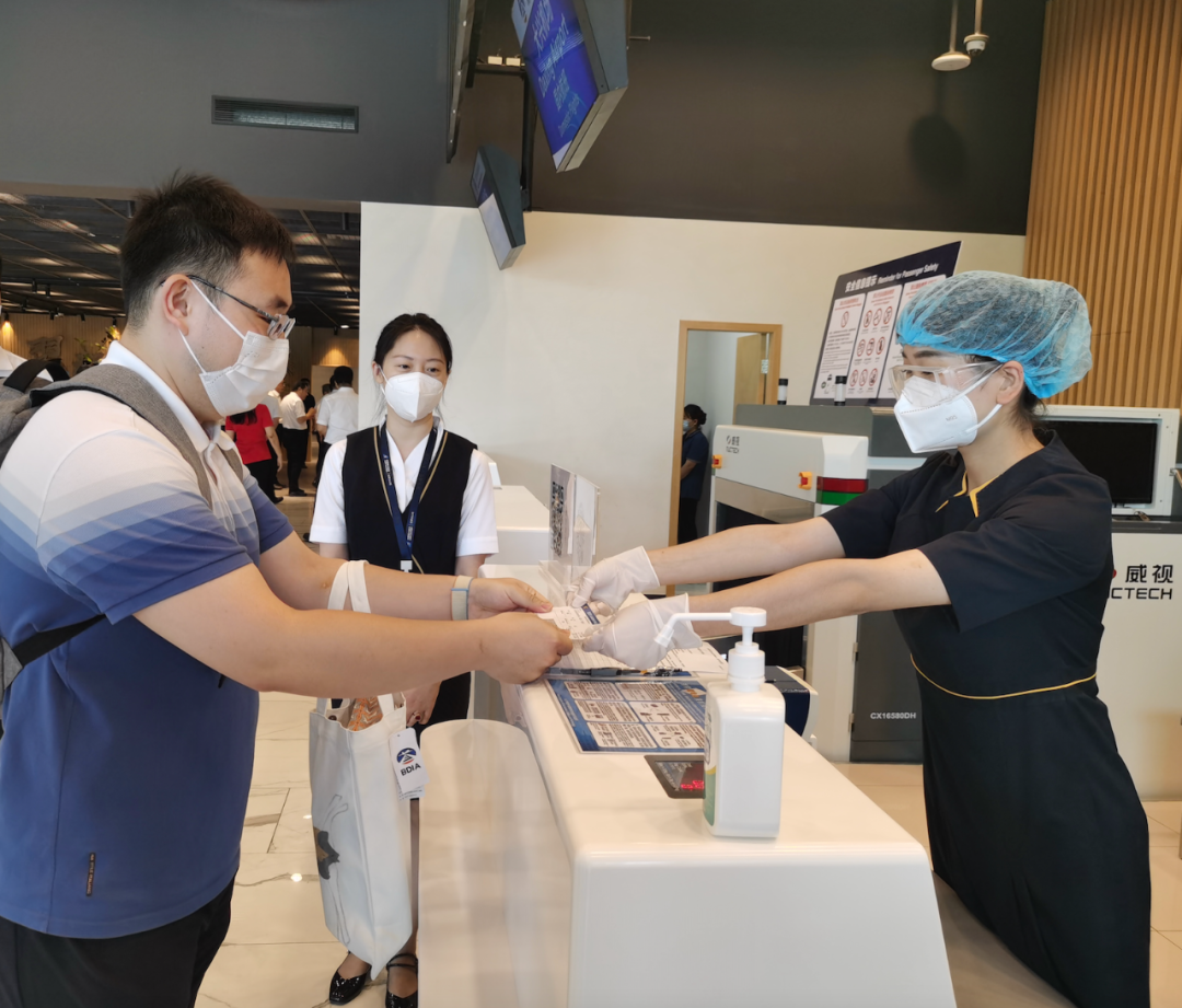 大兴机场廊坊城市航站楼内,旅客正在办理值机.(采访对象供图)