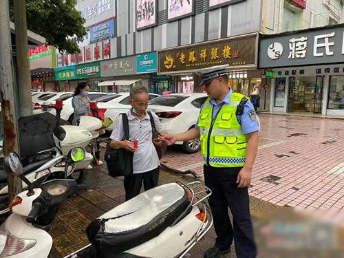 孤独老人没钱回家 瑞金交警暖心相助